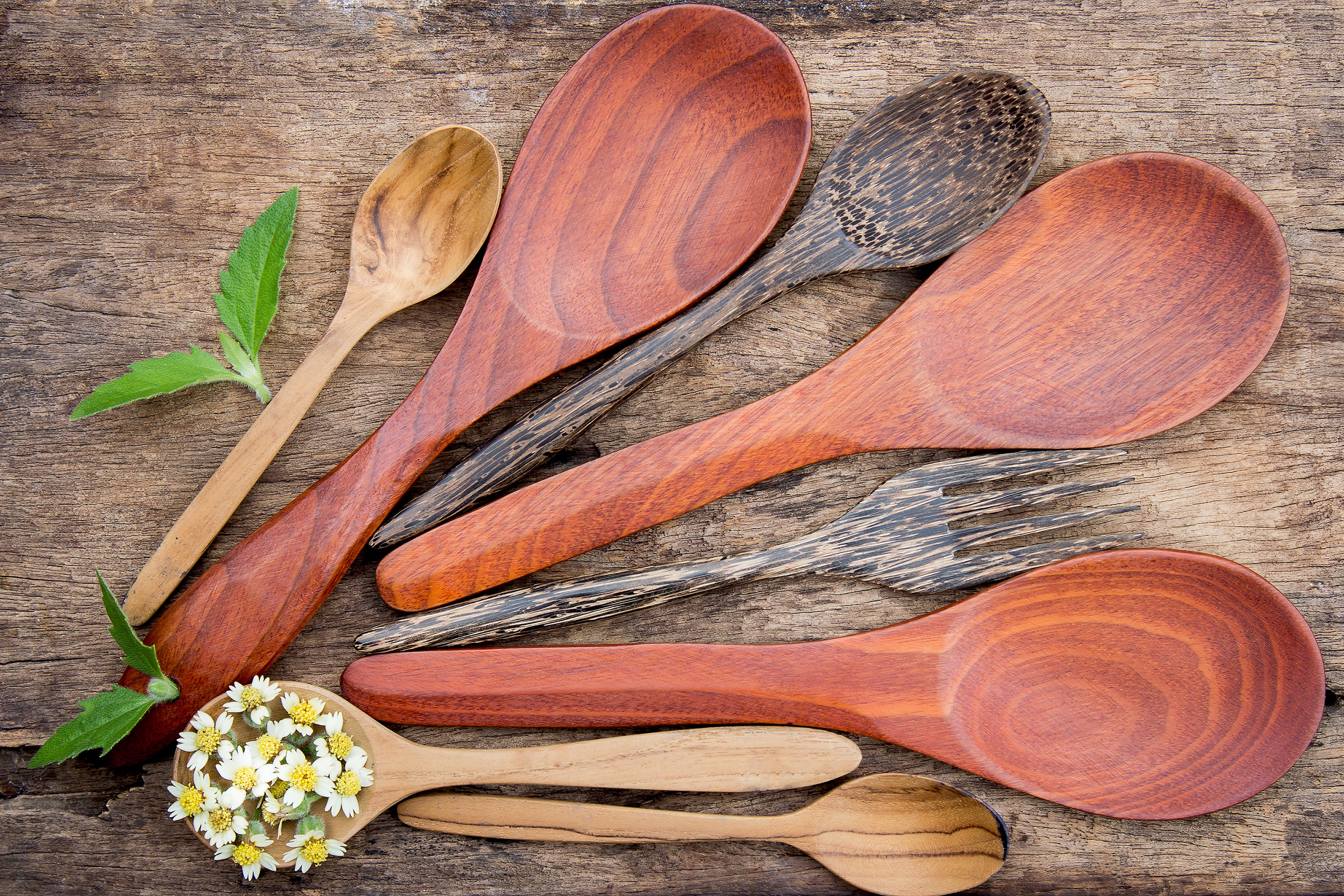 Wooden spoon. Ложка деревянная e241795. Ложка Баская деревянная. Кухонные ложки из дерева. Деревянная ложка вид сверху.