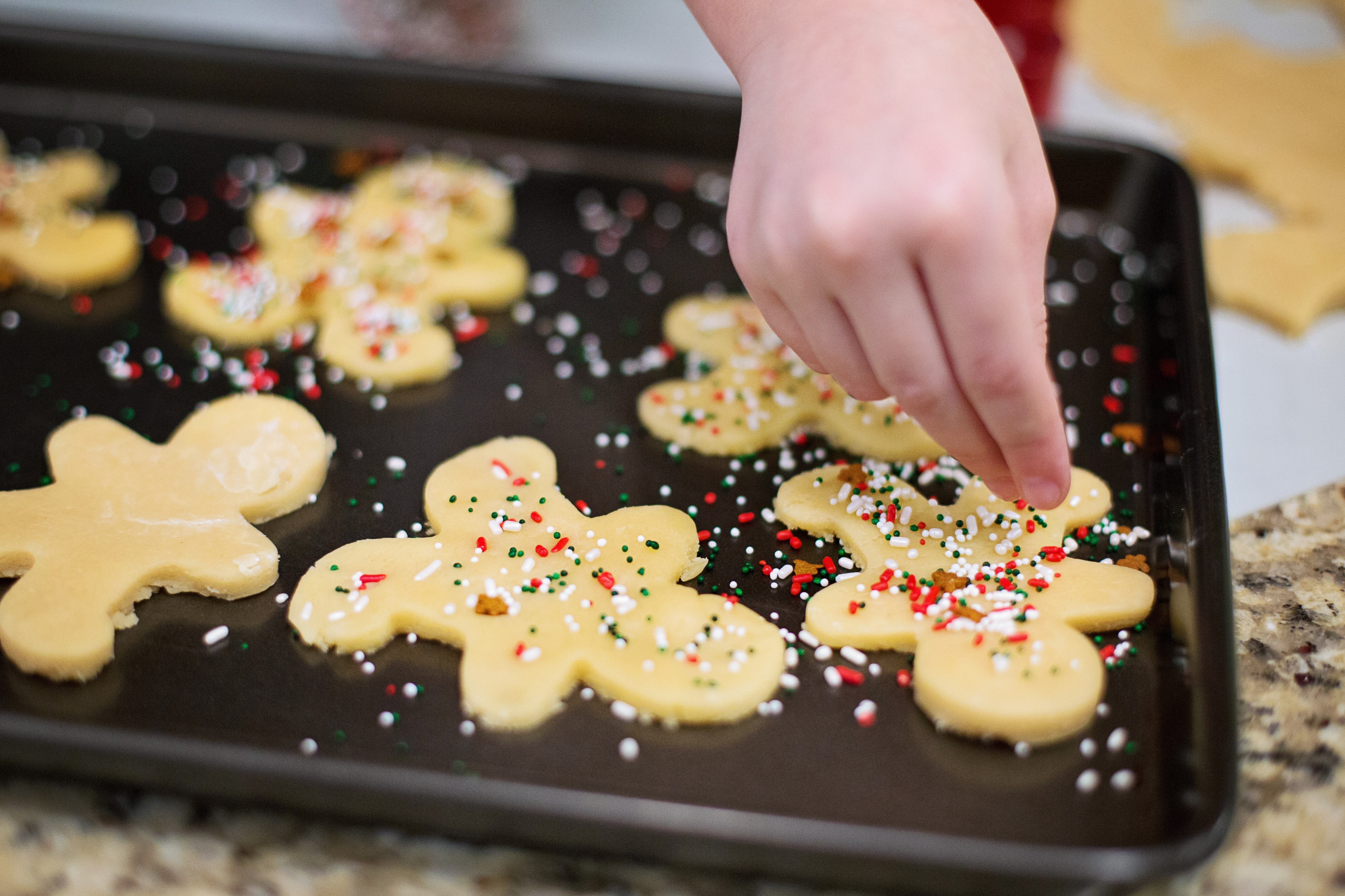 Decorate gingerbread for an easy gift